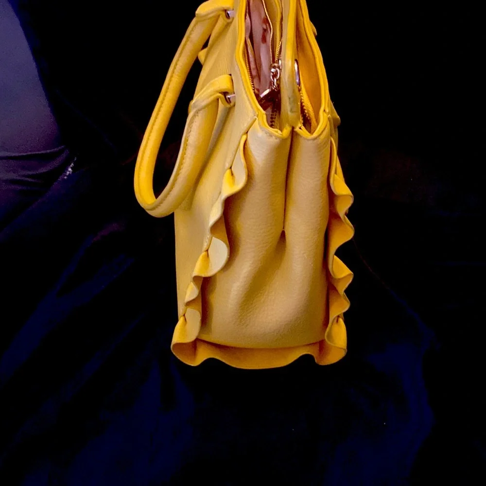 YELLOW EVA MENDES NEW YORK & COMPANY HANDBAG. It has 2 dividers with zippers.